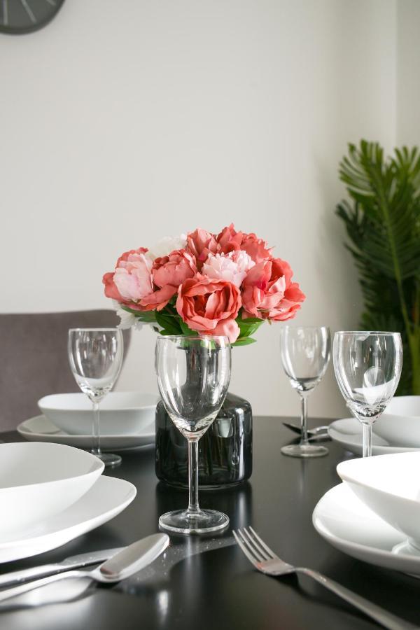 Suites By Rehoboth - Abbey Wood Station - London Zone 4 Buitenkant foto